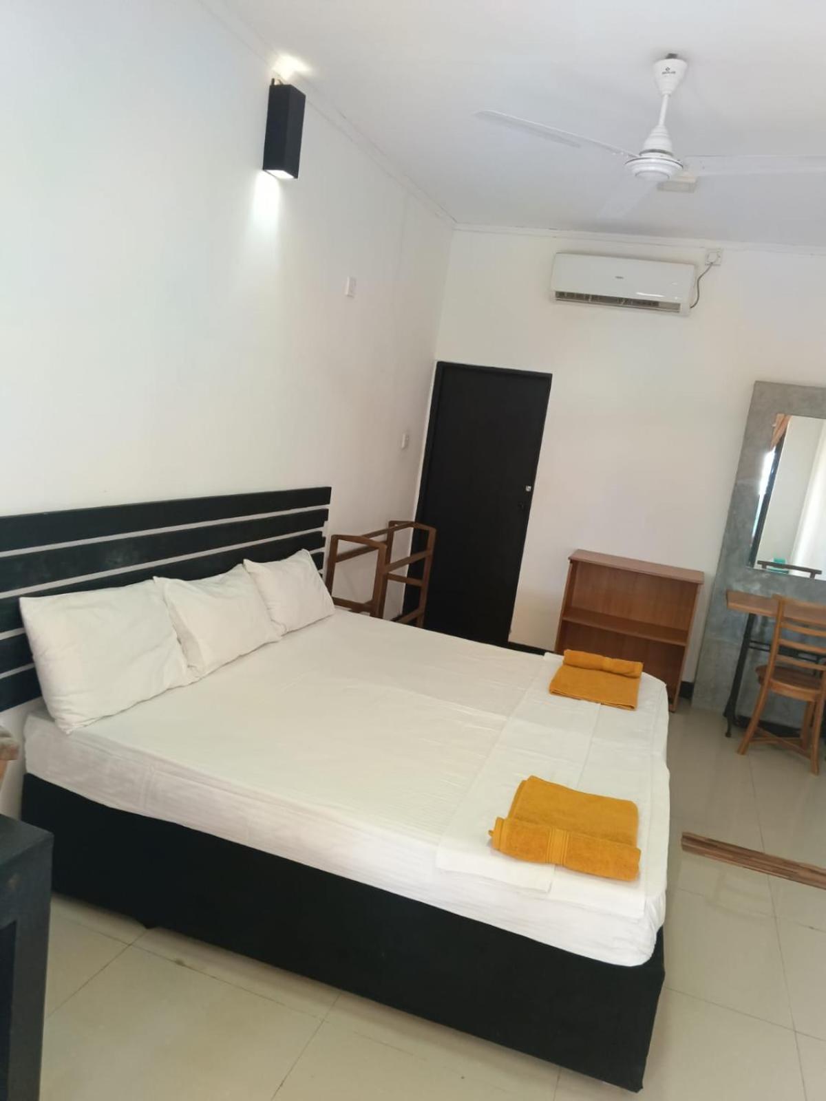 Yes Beach House Hotel Mirissa Ngoại thất bức ảnh